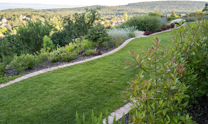 Balatoni panorámájú kert