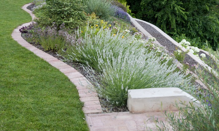 Balatoni panorámájú kert