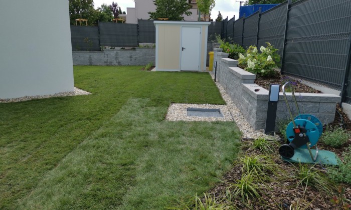 Sziklákkal határolt kert