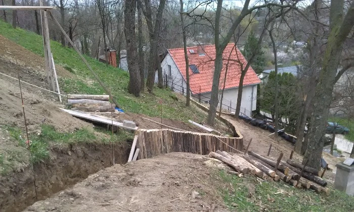 Tihany - Meredek, erdei hangulatú kert