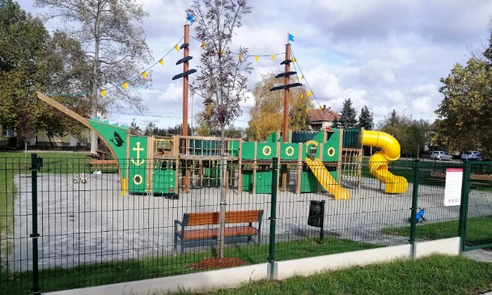 Fertőszentmiklós, Ifjúság tér
