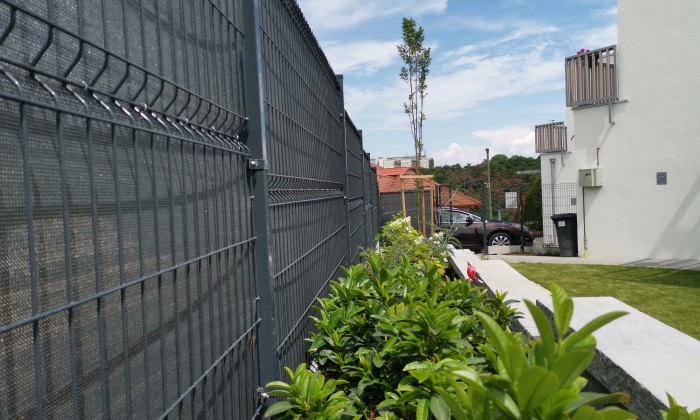 Sziklákkal határolt kert