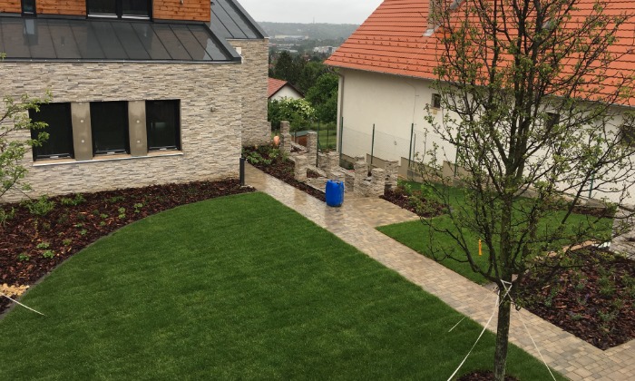 Budaörs - Lejtős, keskeny kert