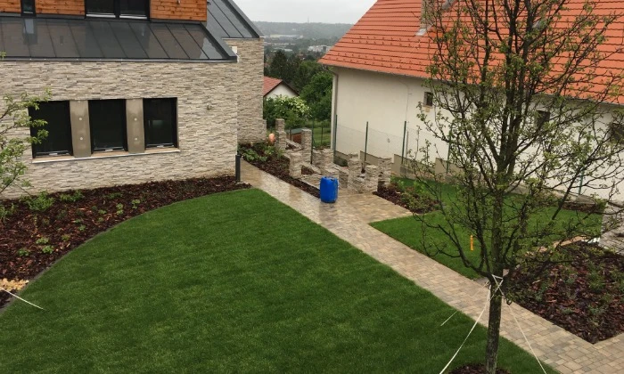 Budaörs - Lejtős, keskeny kert
