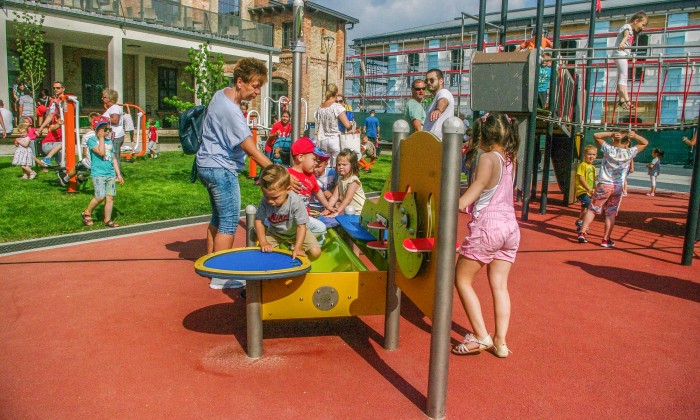 Mohács, Selyemgyár