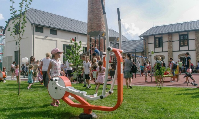 Mohács, Selyemgyár