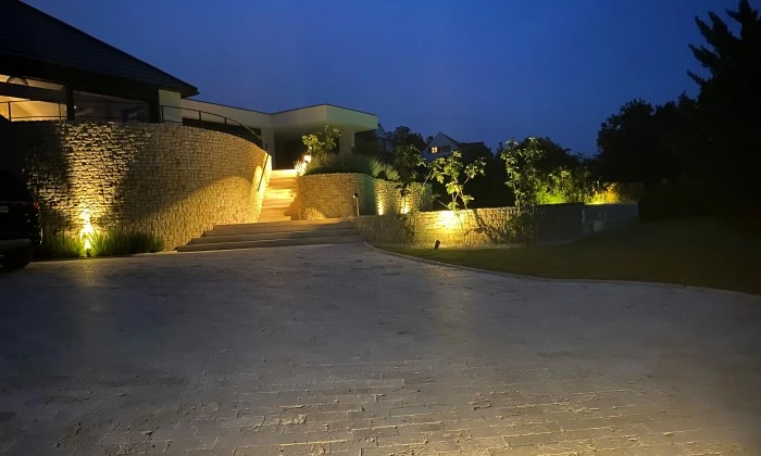 Mediterrán kert gyümölcsössel és óriás borókákkal
