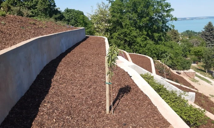 Balatoni panorámájú kert