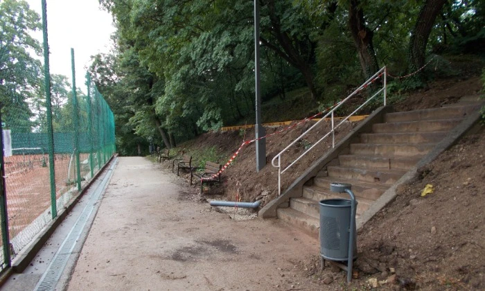 Balatonfüred, Kiserdő - Teniszpálya lelátó-kialakítás_1