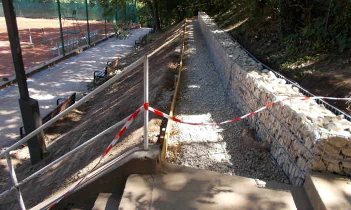 Balatonfüred, Kiserdő - Teniszpálya lelátó-kialakítás_2
