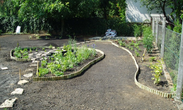 Veszprém - Hosszú kert színes növénysávokkal_9