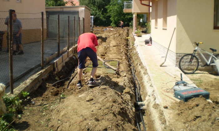 Veszprém - Hosszú kert színes növénysávokkal_5