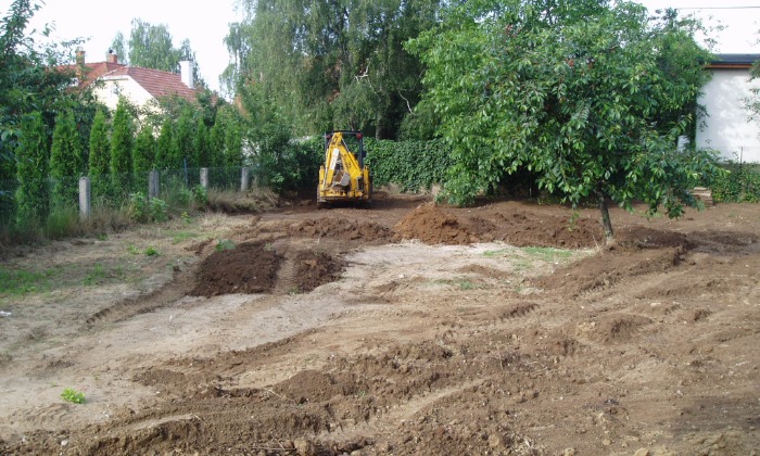 Veszprém - Hosszú kert színes növénysávokkal_7