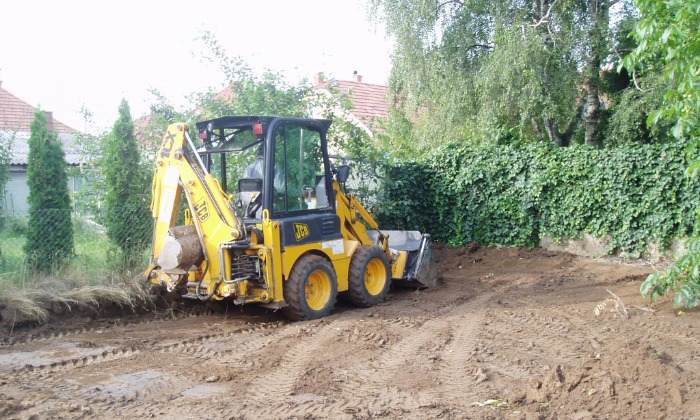 Veszprém - Hosszú kert színes növénysávokkal_8