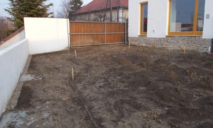 Veszprém - Panorámás kert színes növényágyakkal