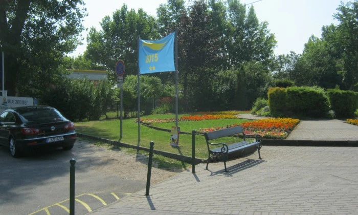 Balatonakali, Strand főbejárat - Hullámok partján_0