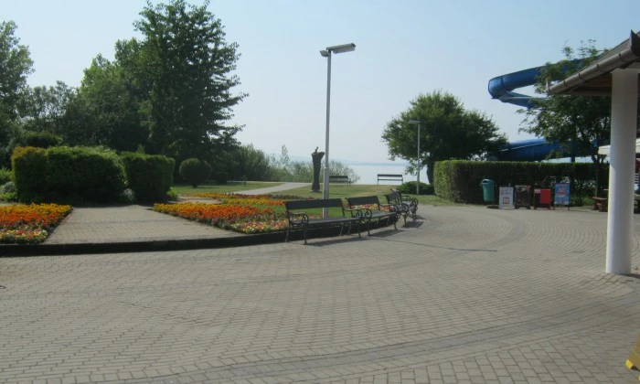 Balatonakali, Strand főbejárat - Hullámok partján_1