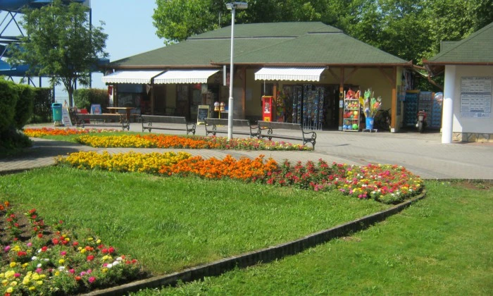 Balatonakali, Strand főbejárat - Hullámok partján_2