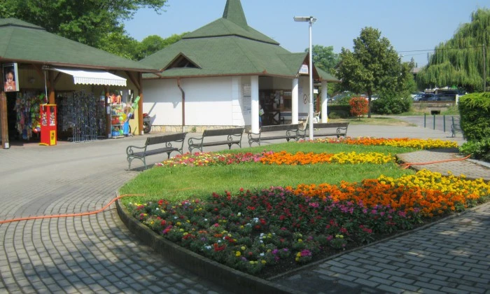 Balatonakali, Strand főbejárat - Hullámok partján_3
