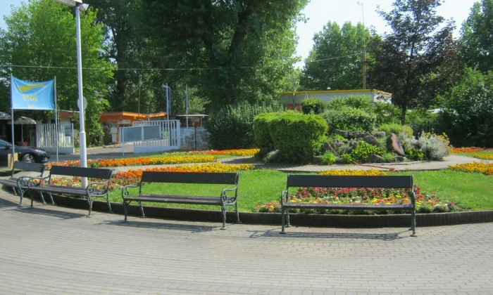 Balatonakali, Strand főbejárat - Hullámok partján_6