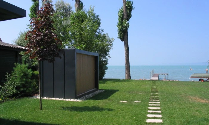 Balatonakarattya - Modern kert a Balaton partján_0