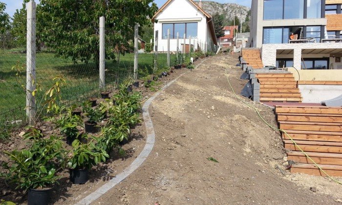 Budaörs - Lejtős, keskeny kert