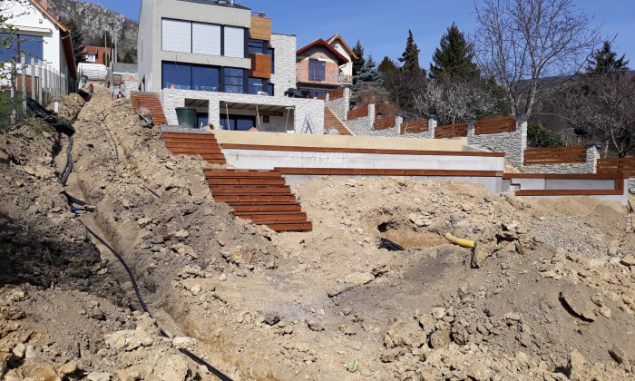 Budaörs - Lejtős, keskeny kert