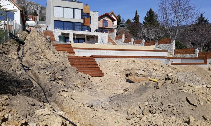 Budaörs - Lejtős, keskeny kert