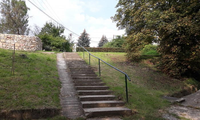 Csopak - Pihenő tervezése lejtős közterületre_0