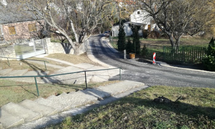 Csopak - Pihenő tervezése lejtős közterületre_1