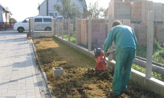 Ősi - Kis kert, virágzó növényágyásokkal tarkítva_2