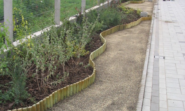 Ősi - Kis kert, virágzó növényágyásokkal tarkítva_3