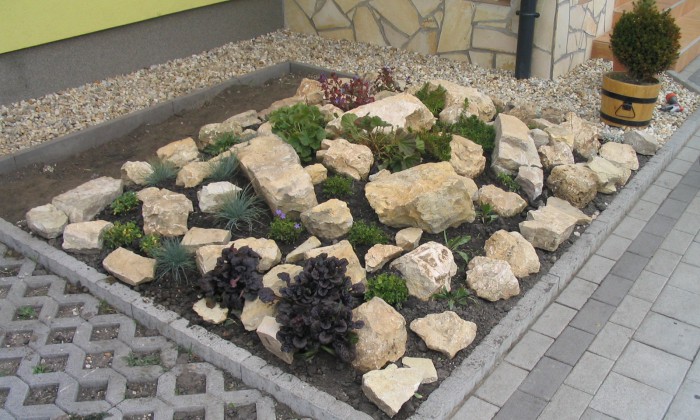 Ősi - Kis kert, virágzó növényágyásokkal tarkítva_4