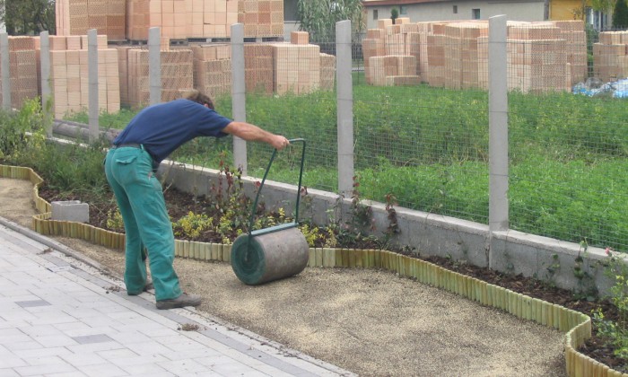 Ősi - Kis kert, virágzó növényágyásokkal tarkítva_5