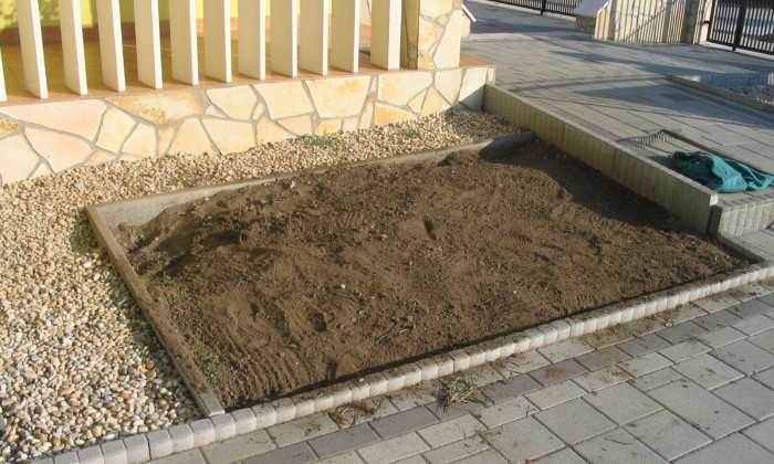 Ősi - Kis kert, virágzó növényágyásokkal tarkítva_6