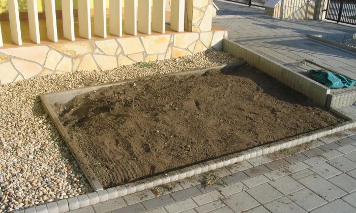 Ősi - Kis kert, virágzó növényágyásokkal tarkítva_6