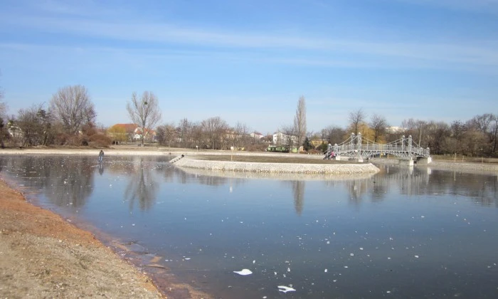 Pétfürdő, Ifjúsági tó - Pihenőpark a tó partján_0