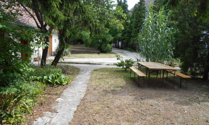 Szentkirályszabadja, református parókia - Csinos belső kert_1