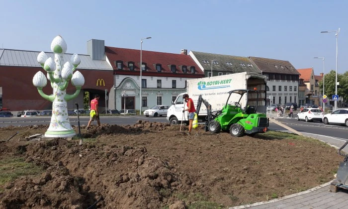 Veszprém, Budapesti út - Körforgalom zöldítése