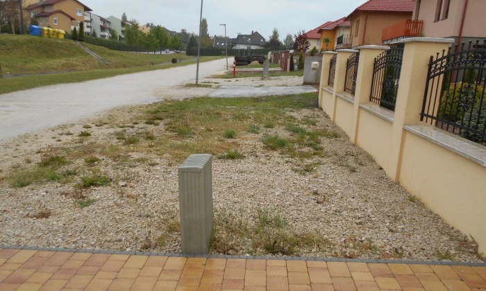 Veszprém - Kavicskert a ház előtt_0