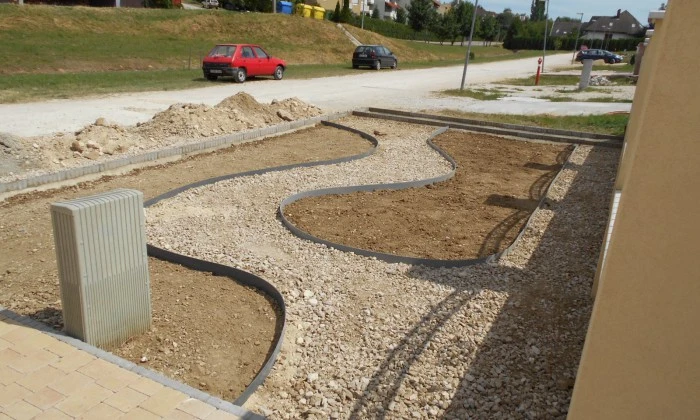 Veszprém - Kavicskert a ház előtt_2