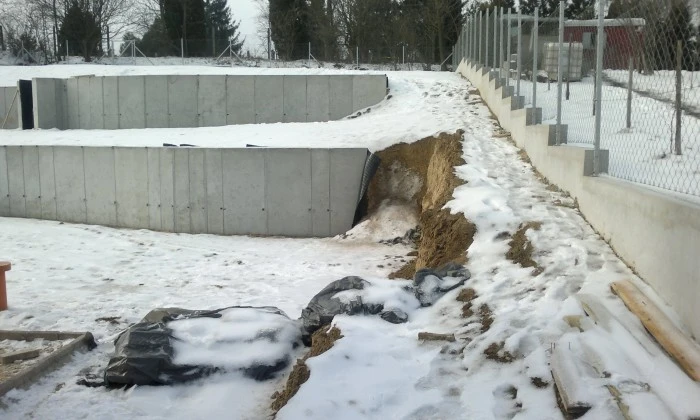 Veszprém - Lejtős kert növényszigetekkel_0