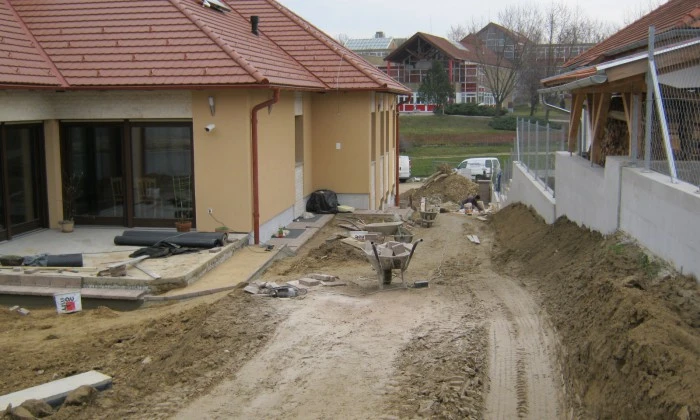 Veszprém - Lejtős kert növényszigetekkel_1