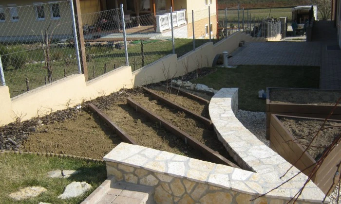 Veszprém - Lejtős kert növényszigetekkel_17