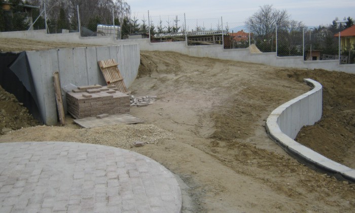 Veszprém - Lejtős kert növényszigetekkel_4