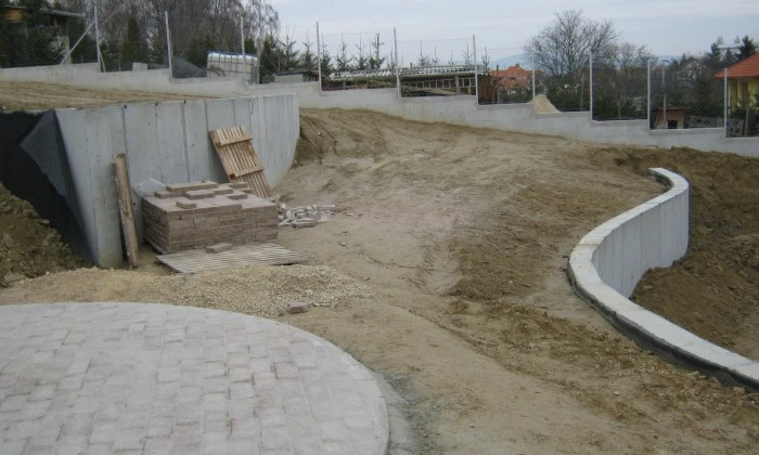 Veszprém - Lejtős kert növényszigetekkel_4