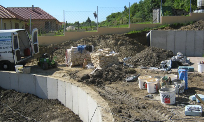 Veszprém - Lejtős kert növényszigetekkel_5