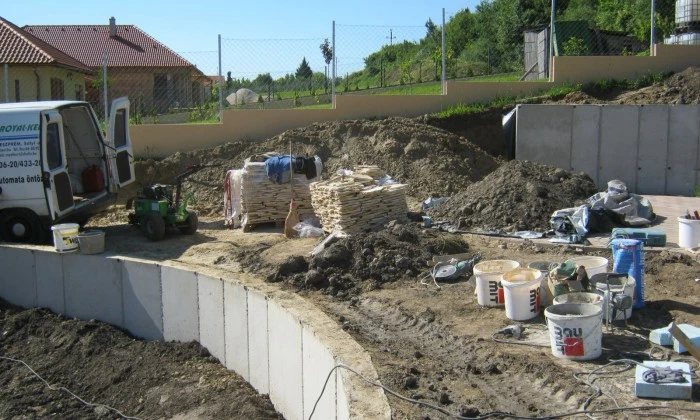 Veszprém - Lejtős kert növényszigetekkel_5