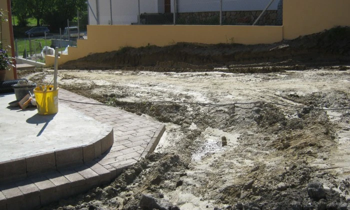 Veszprém - Lejtős kert növényszigetekkel_6
