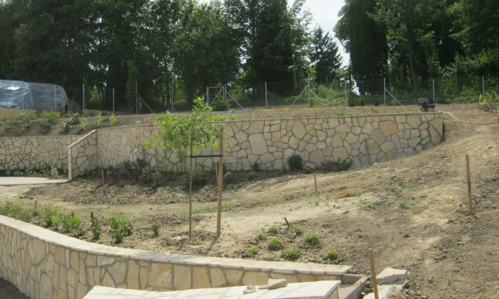 Veszprém - Lejtős kert növényszigetekkel_9